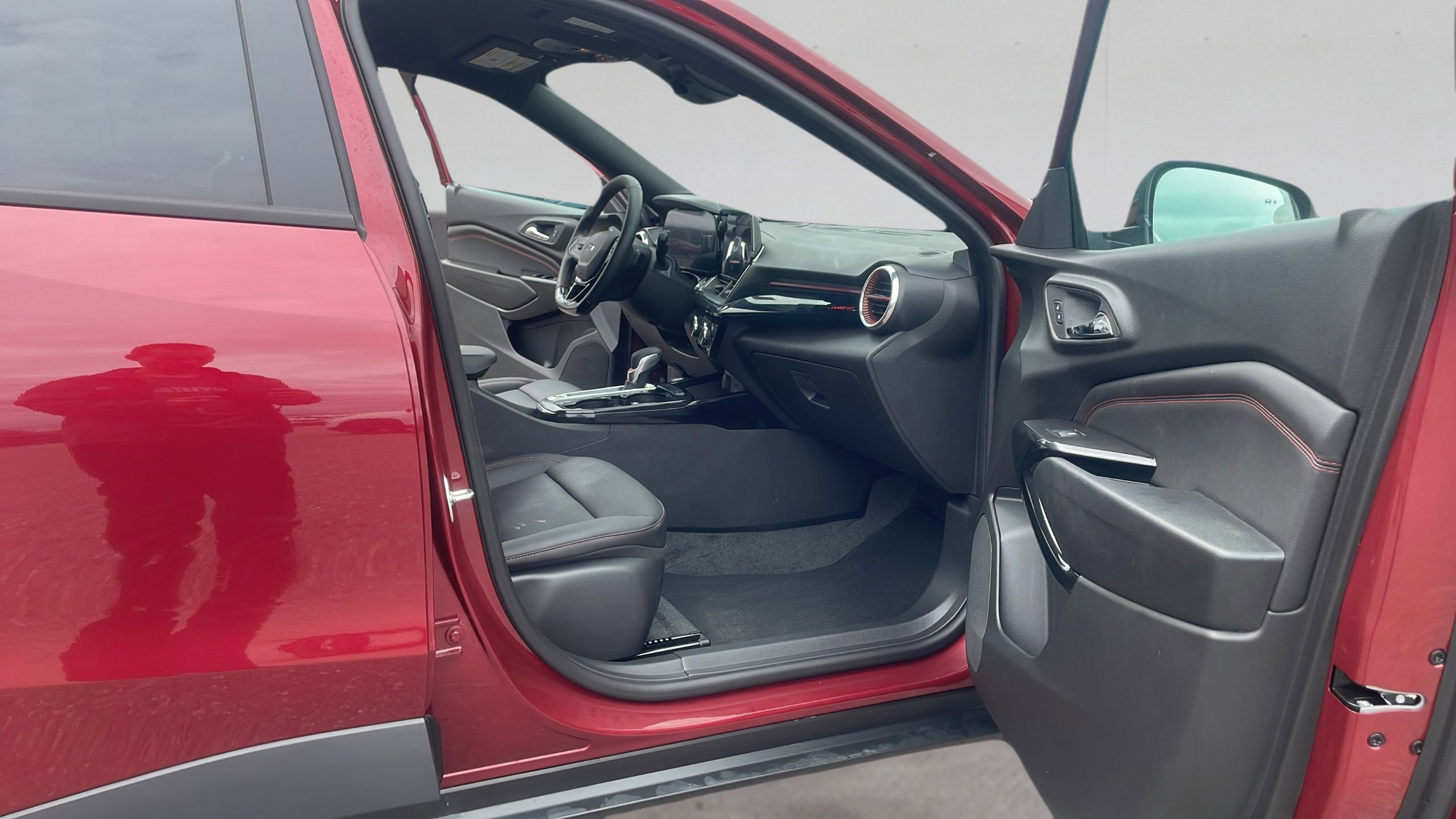 Used 2025 Chevrolet Trax RS w/ Driver Confidence Package FWD image 15