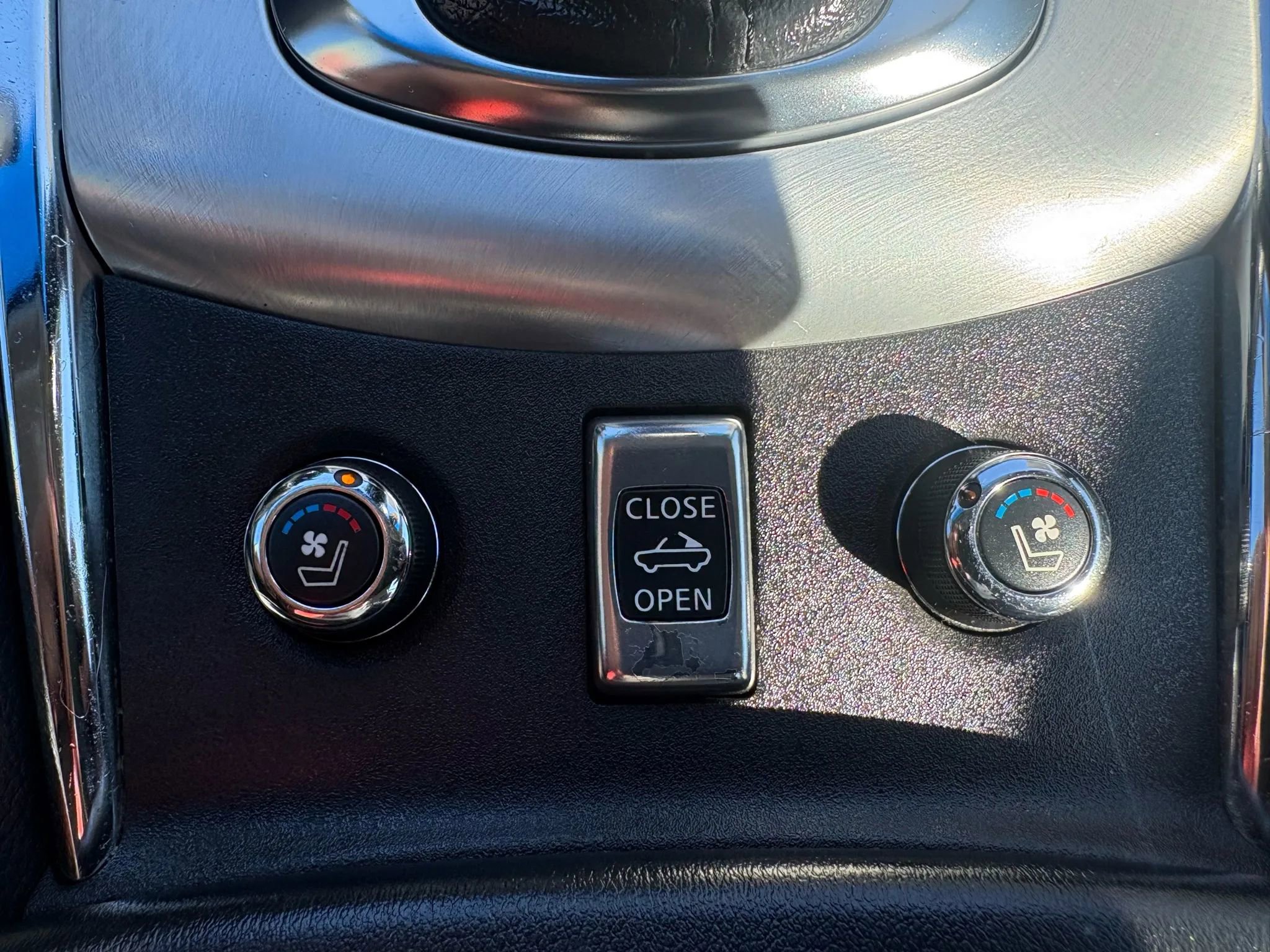 Used 2014 INFINITI Q60 Convertible 2D w/ Premium Package image 18