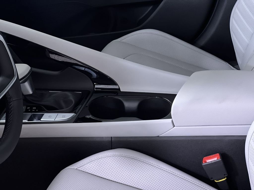 New 2025 Hyundai Elantra Limited image 22