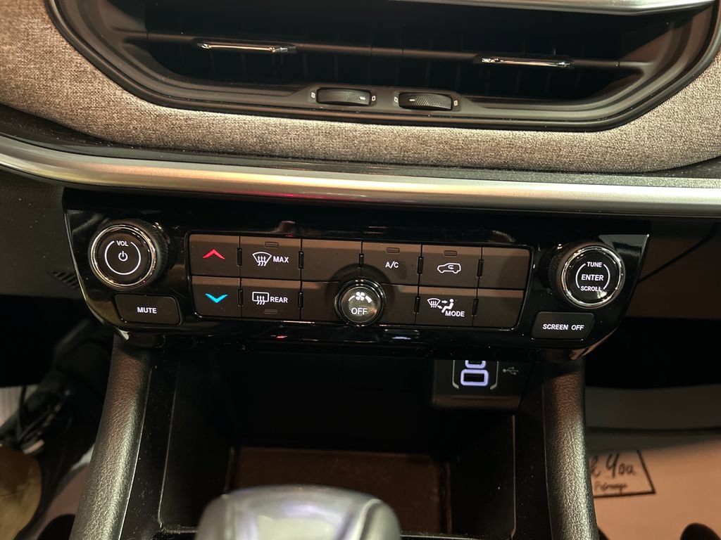 Used 2025 Jeep Compass Latitude AWD/4WD image 17