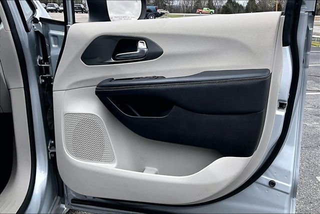 Used 2023 Chrysler Pacifica Touring-L image 28