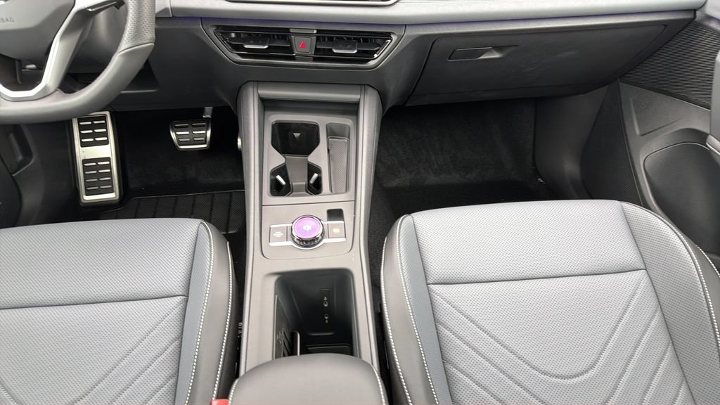 New 2026 Volkswagen Tiguan SE R-Line FWD image 17