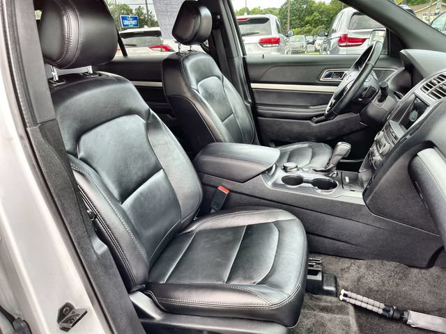 Used 2017 Ford Explorer XLT w/ Equipment Group 202A AWD/4WD image 28