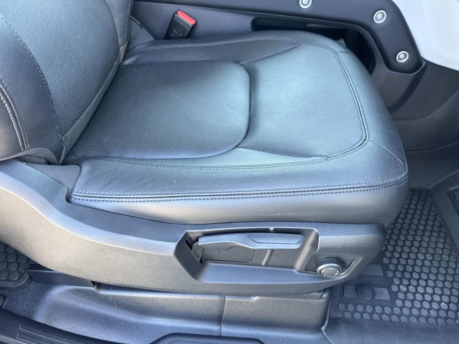 Used 2024 Land Rover Defender 90 S image 12