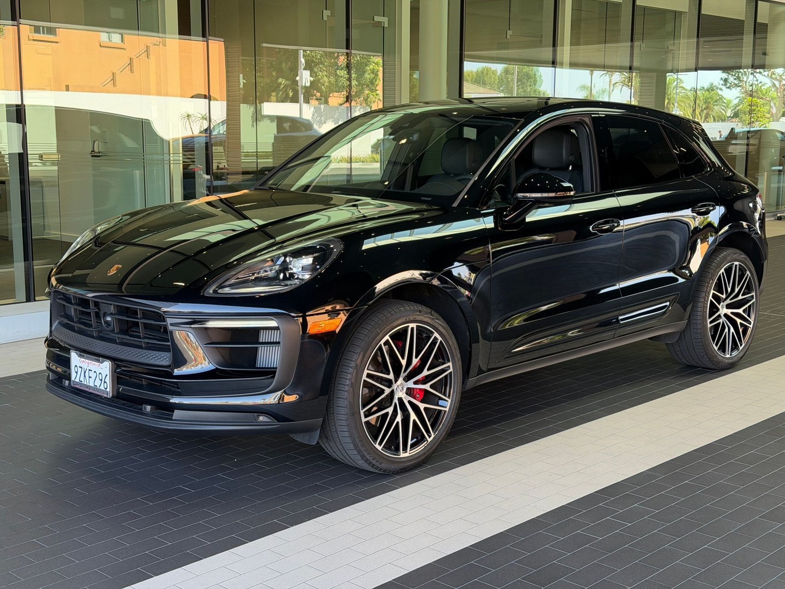 Certified 2025 Porsche Macan S AWD/4WD image 1