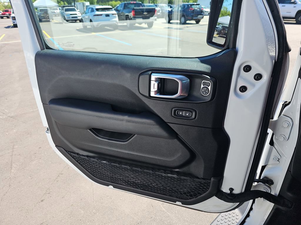 Used 2022 Jeep Wrangler Unlimited Sahara AWD/4WD image 31