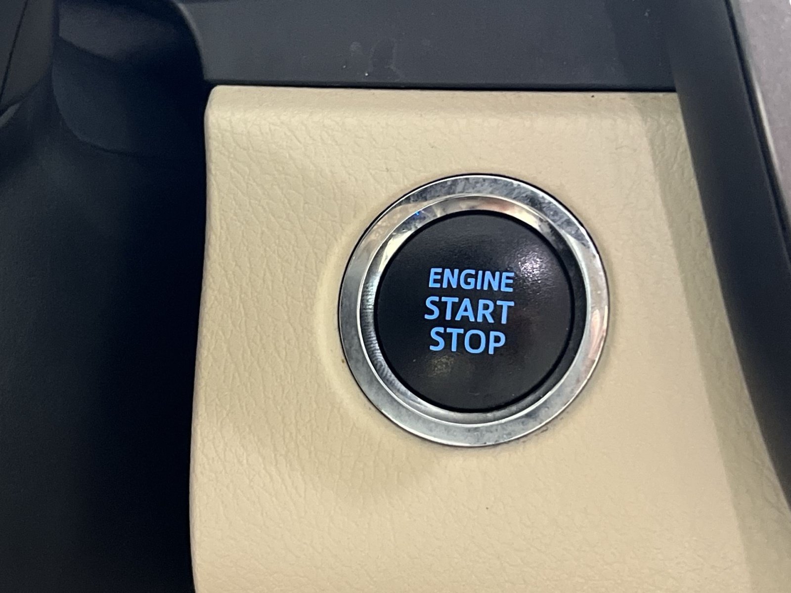 Used 2020 Toyota Camry XLE w/ Navigation Package FWD image 34