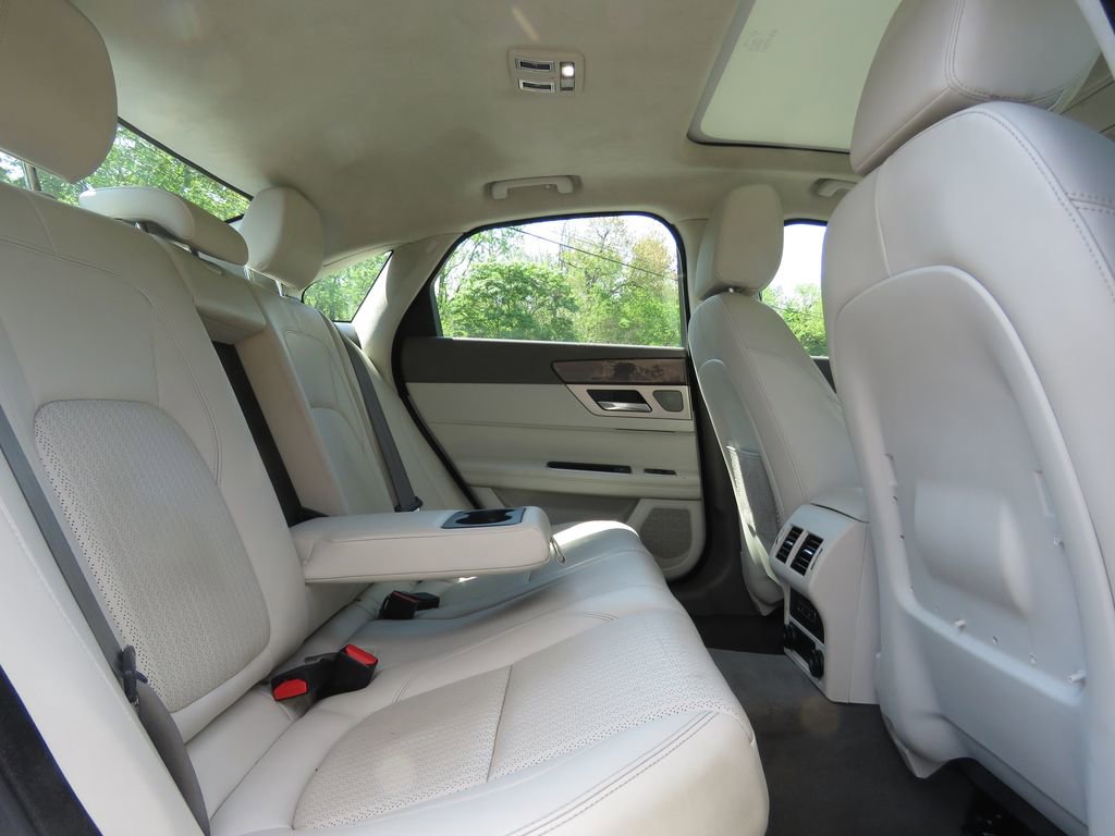 Used 2020 Jaguar XF Prestige AWD/4WD image 16