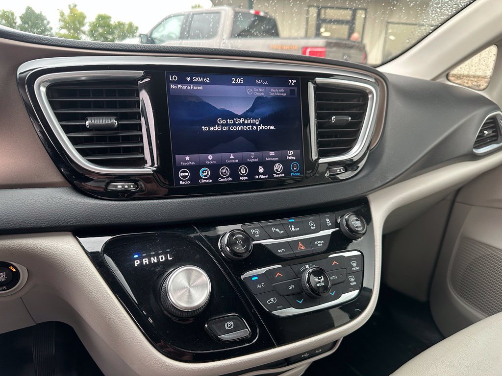 Used 2018 Chrysler Pacifica Touring-L Plus FWD image 16