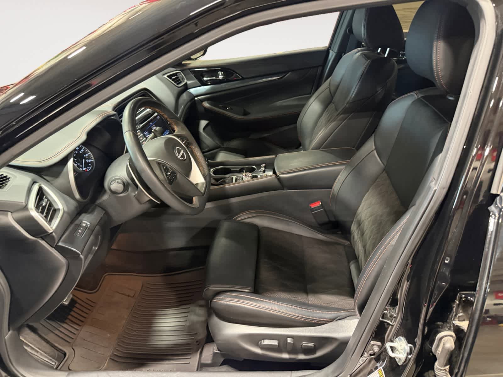 Used 2023 Nissan Maxima SR w/ Sport Mat Group FWD image 10