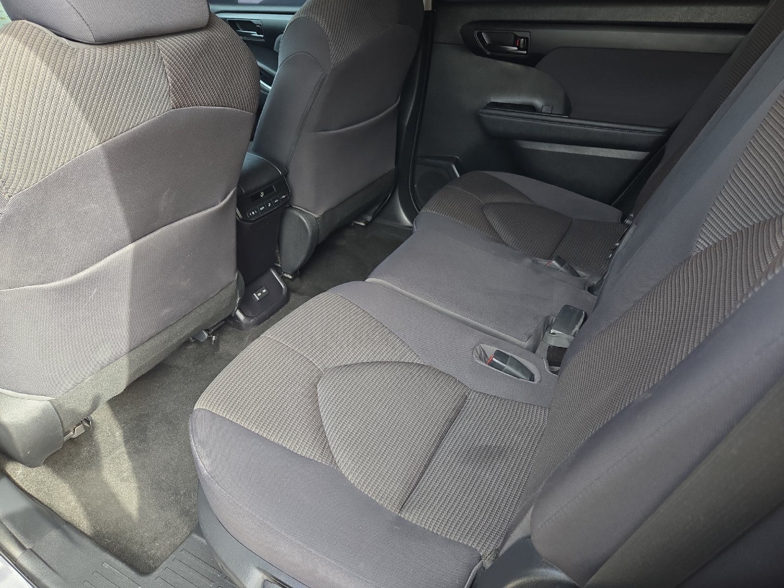 Used 2023 Toyota Highlander LE FWD image 11