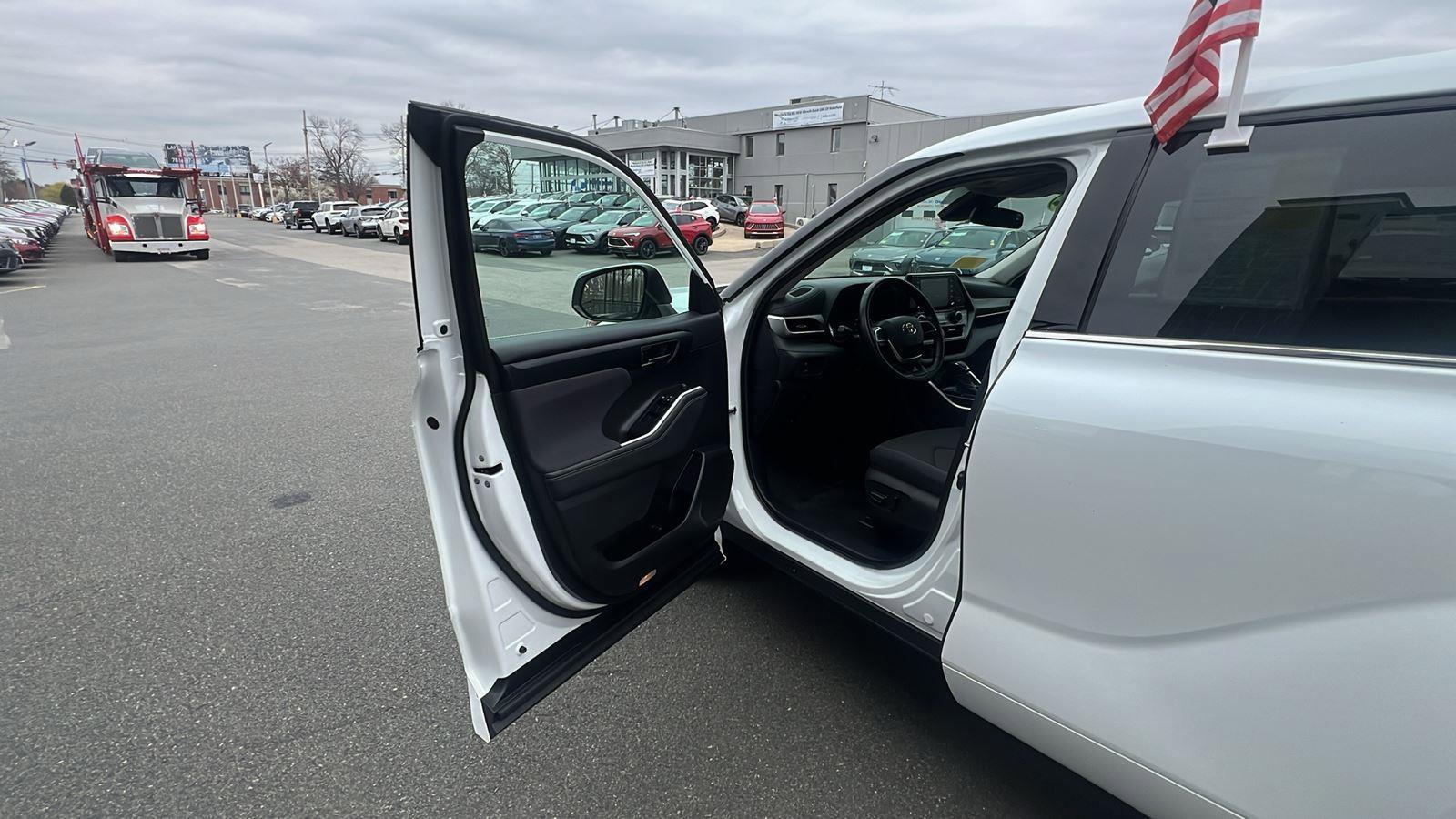 Used 2022 Toyota Highlander LE AWD/4WD image 21