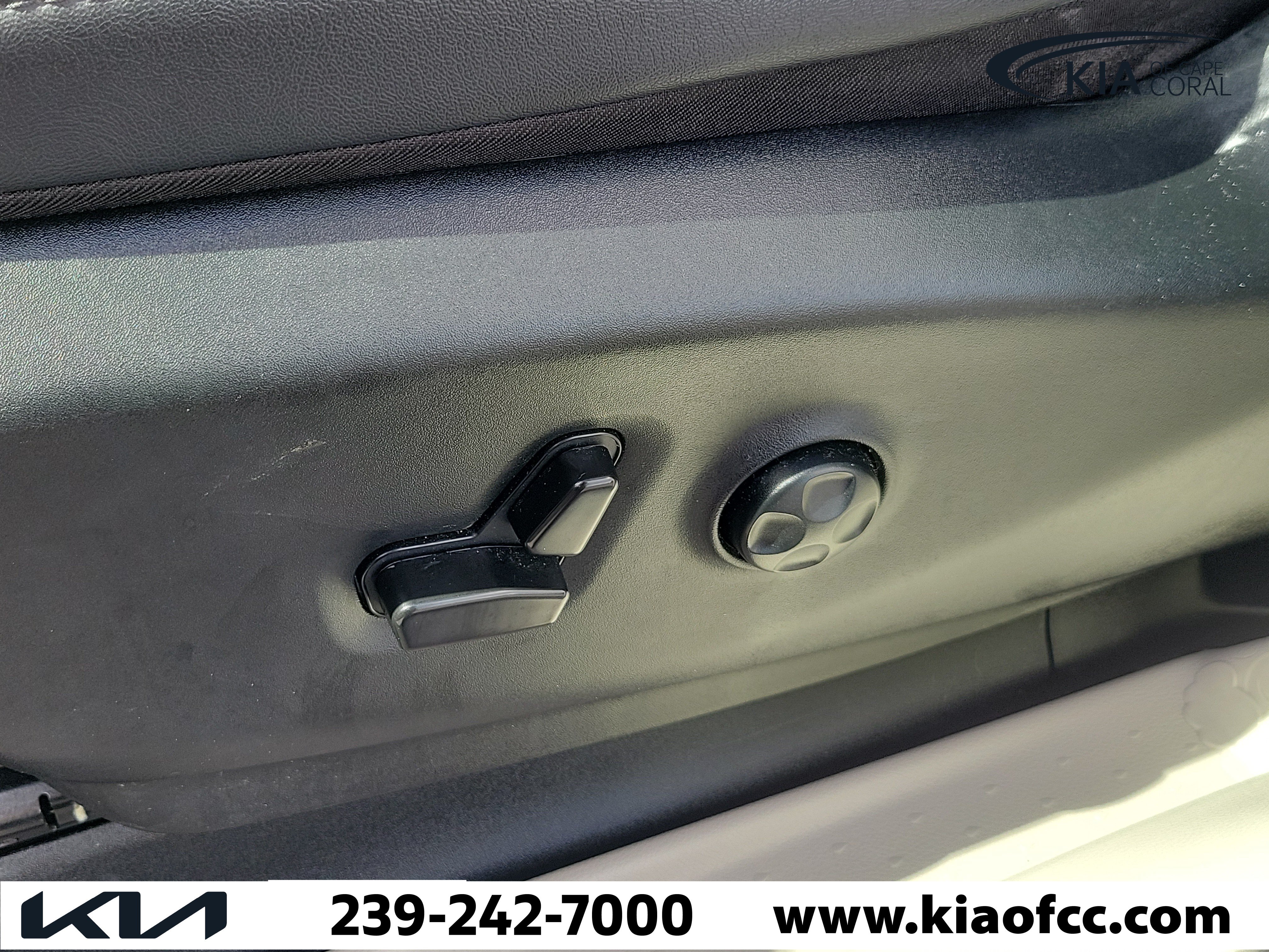 Used 2024 Chrysler Pacifica Touring-L FWD image 22