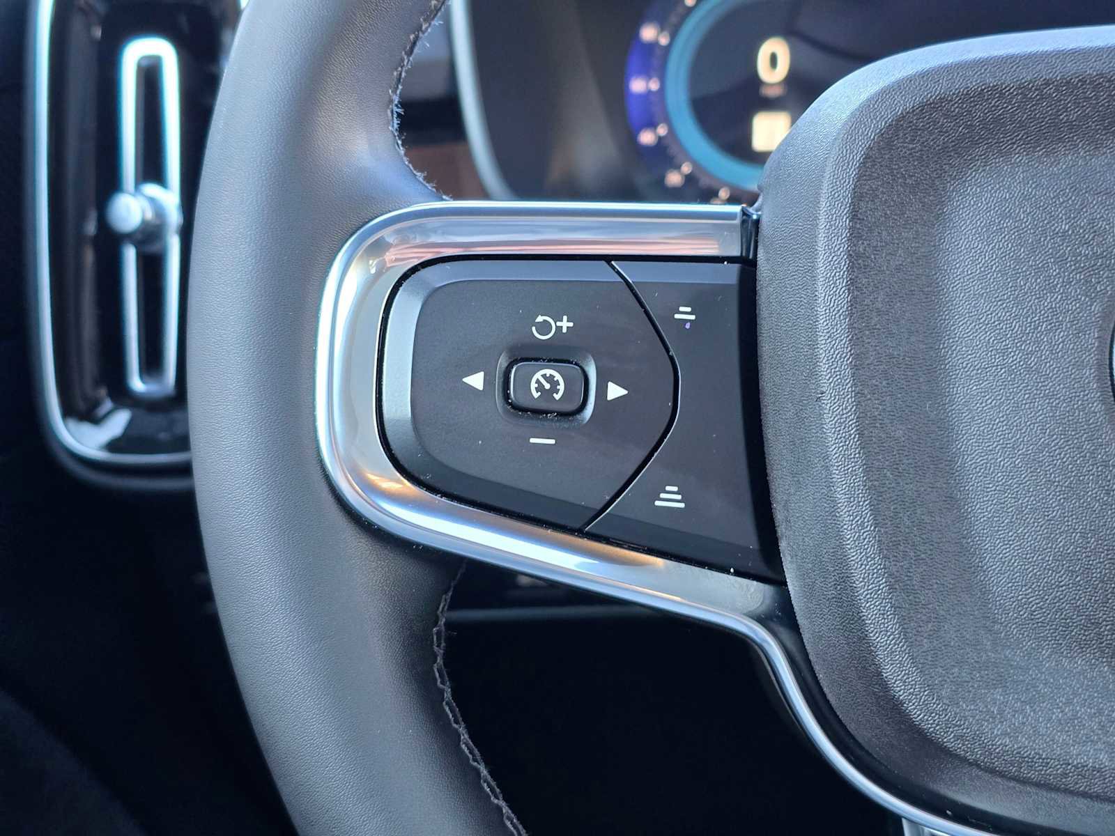 Used 2023 Volvo C40 P8 Recharge Ultimate w/ Protection Package Premier image 30