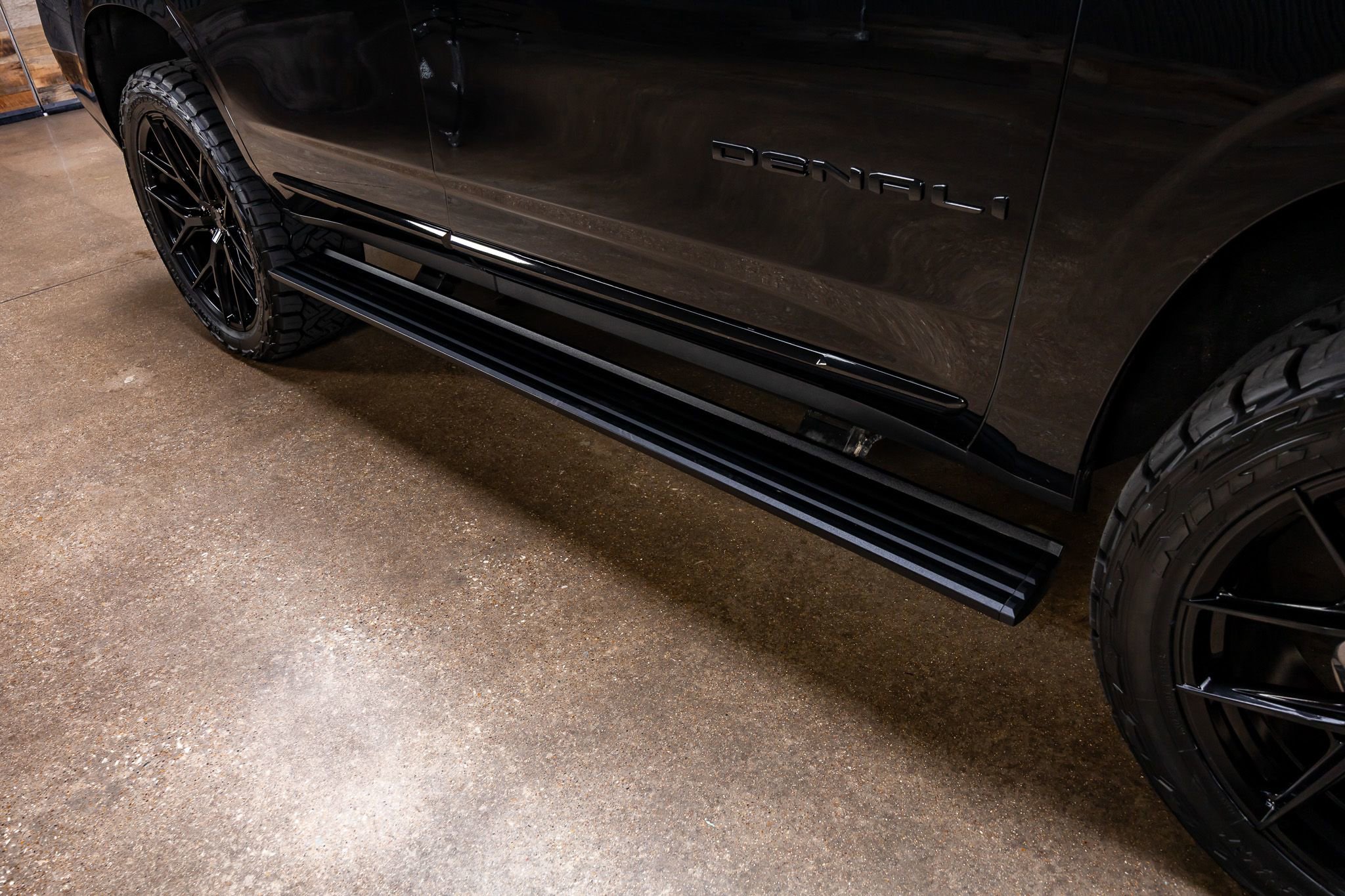 Used 2025 GMC Yukon Denali Ultimate AWD/4WD image 13