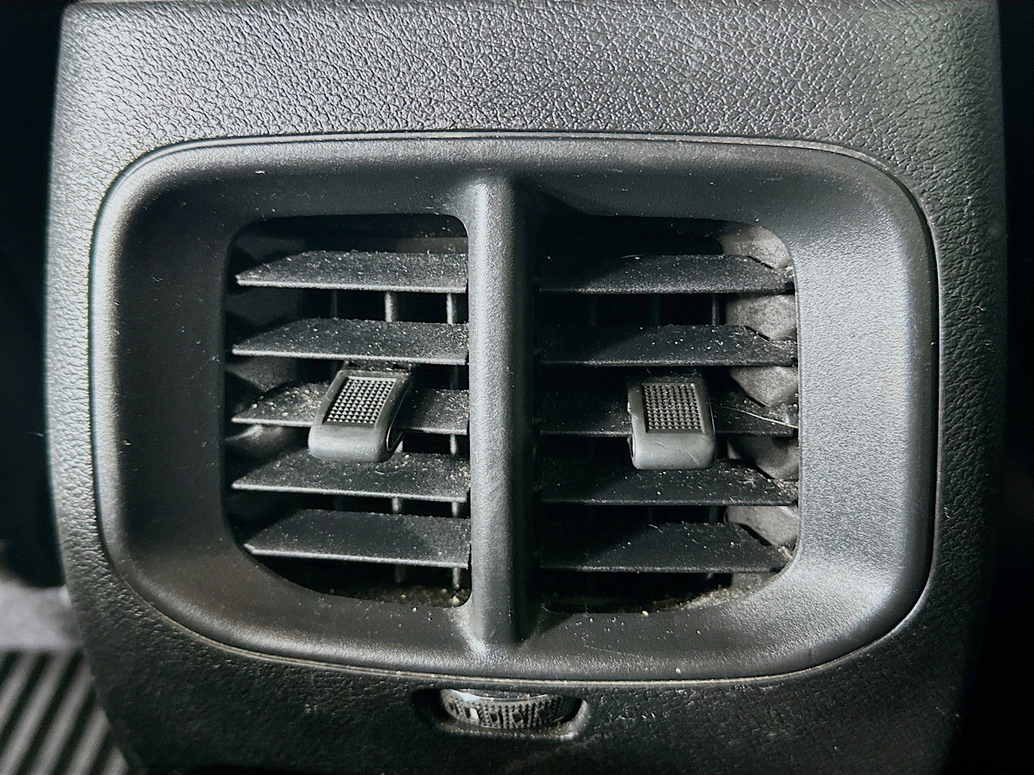 Used 2019 Jeep Cherokee Limited image 27