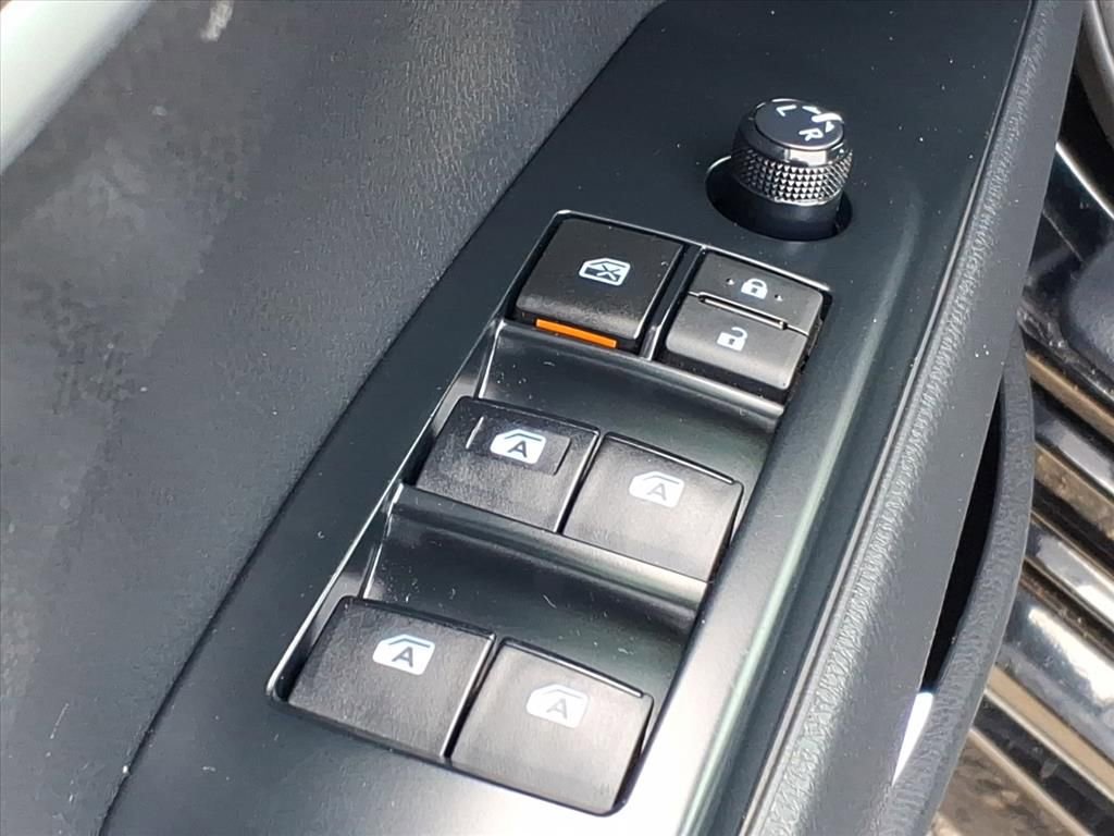 Used 2020 Toyota Camry SE image 12