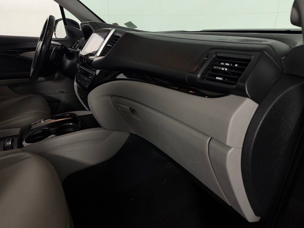 Used 2017 Honda Pilot Touring image 32