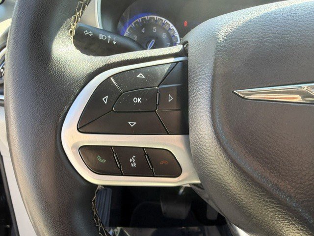 Used 2023 Chrysler Pacifica Touring-L FWD image 15
