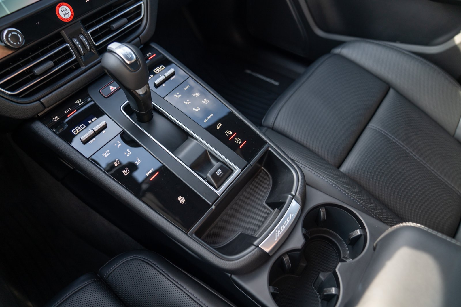 Certified 2026 Porsche Macan AWD/4WD image 21