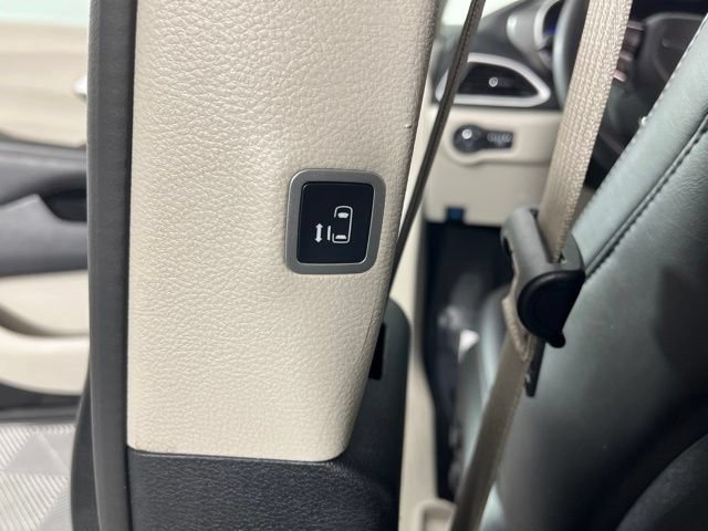 Used 2024 Chrysler Pacifica Touring-L FWD image 48