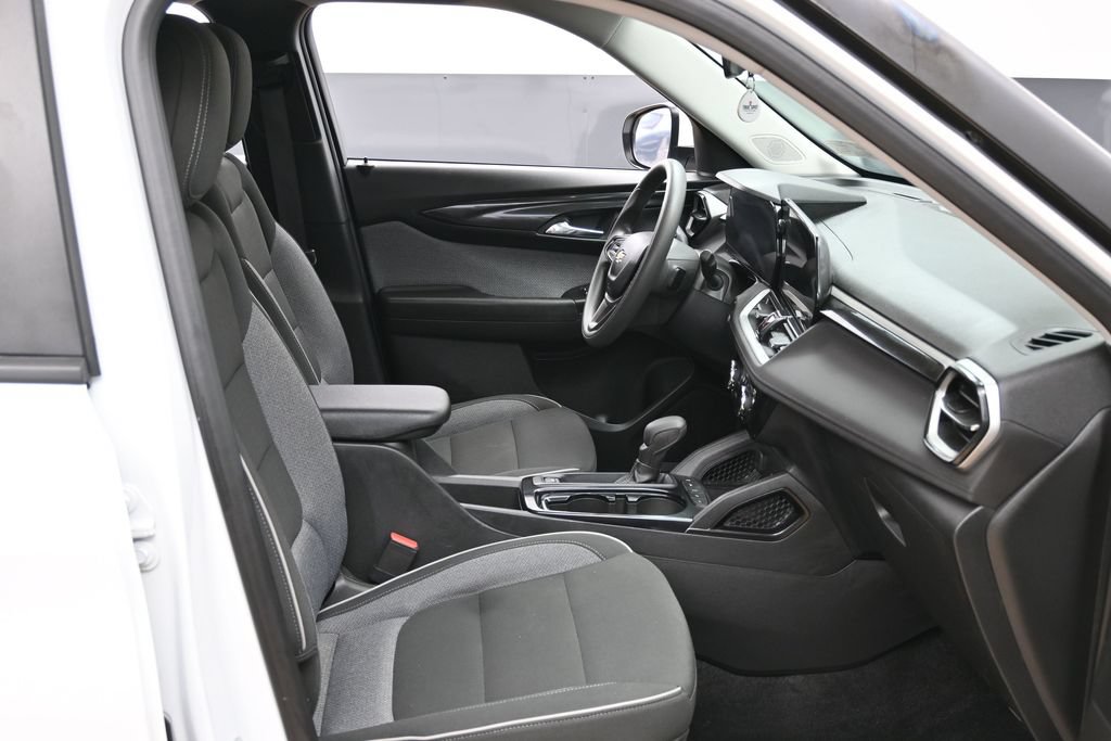 Used 2025 Chevrolet TrailBlazer LT AWD/4WD image 38
