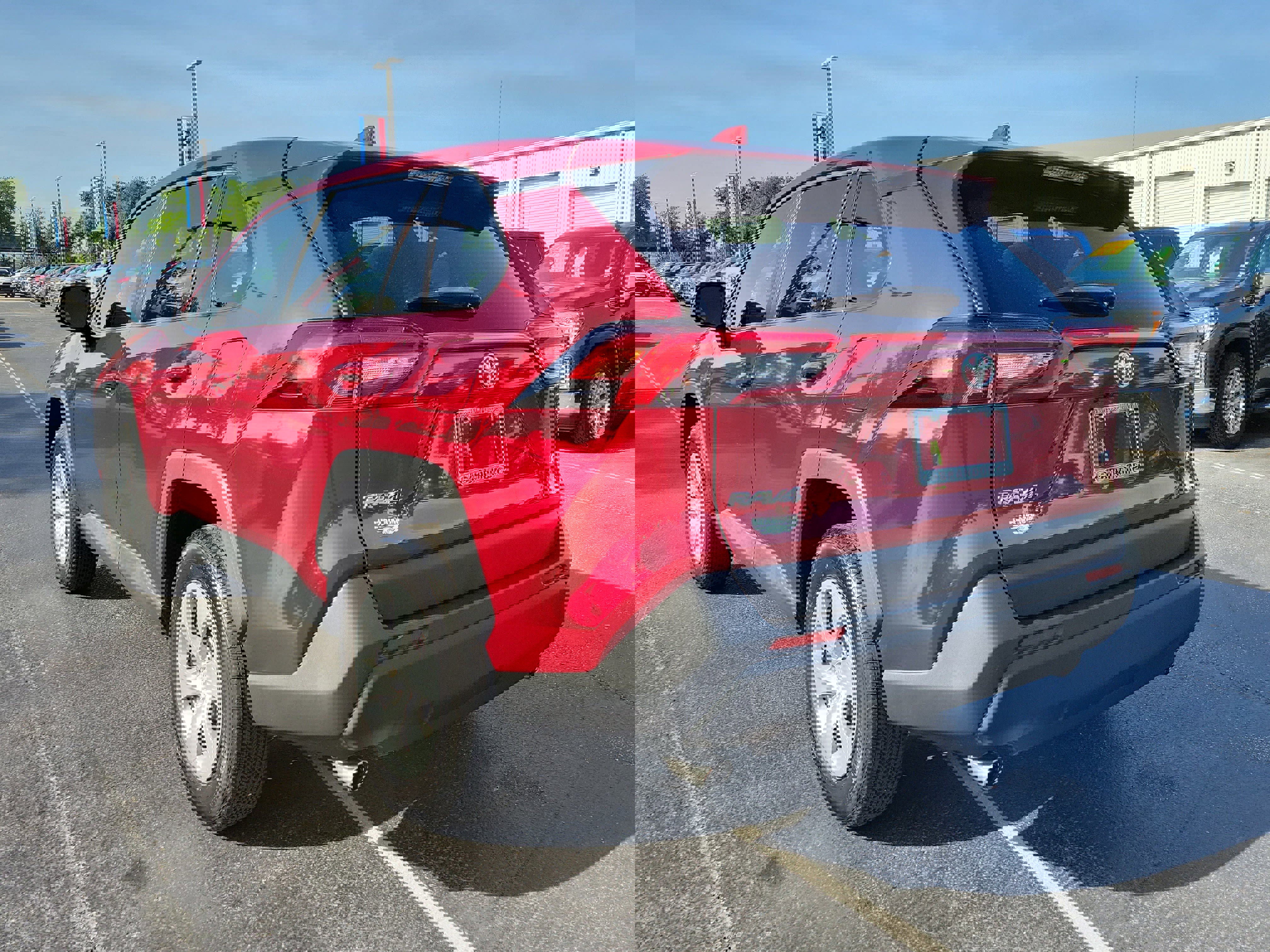 Used 2022 Toyota RAV4 LE FWD image 4