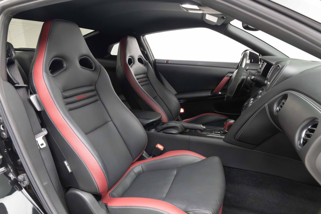 Used 2014 Nissan GT-R Black Edition AWD/4WD image 4
