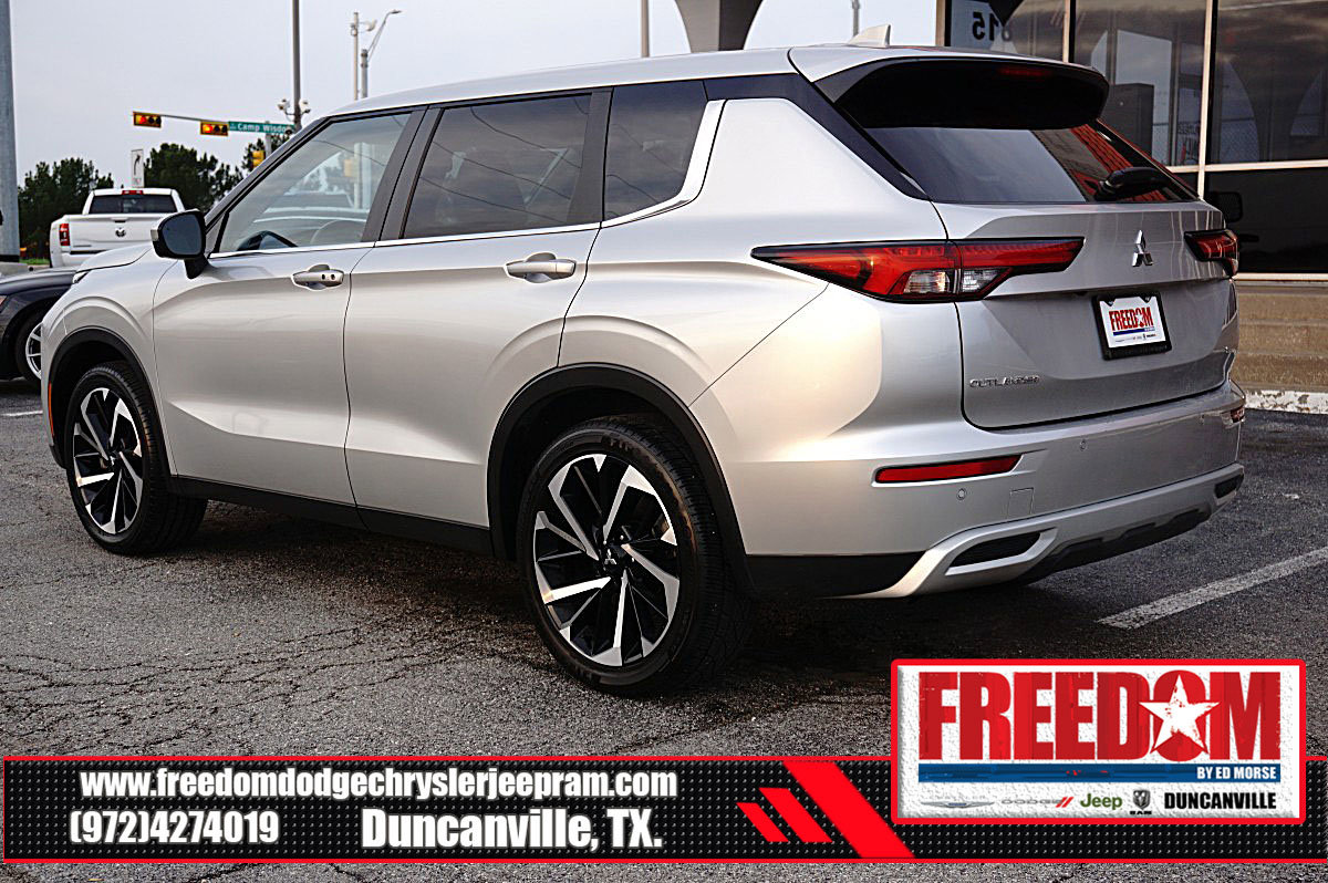 Used 2024 Mitsubishi Outlander SE image 3