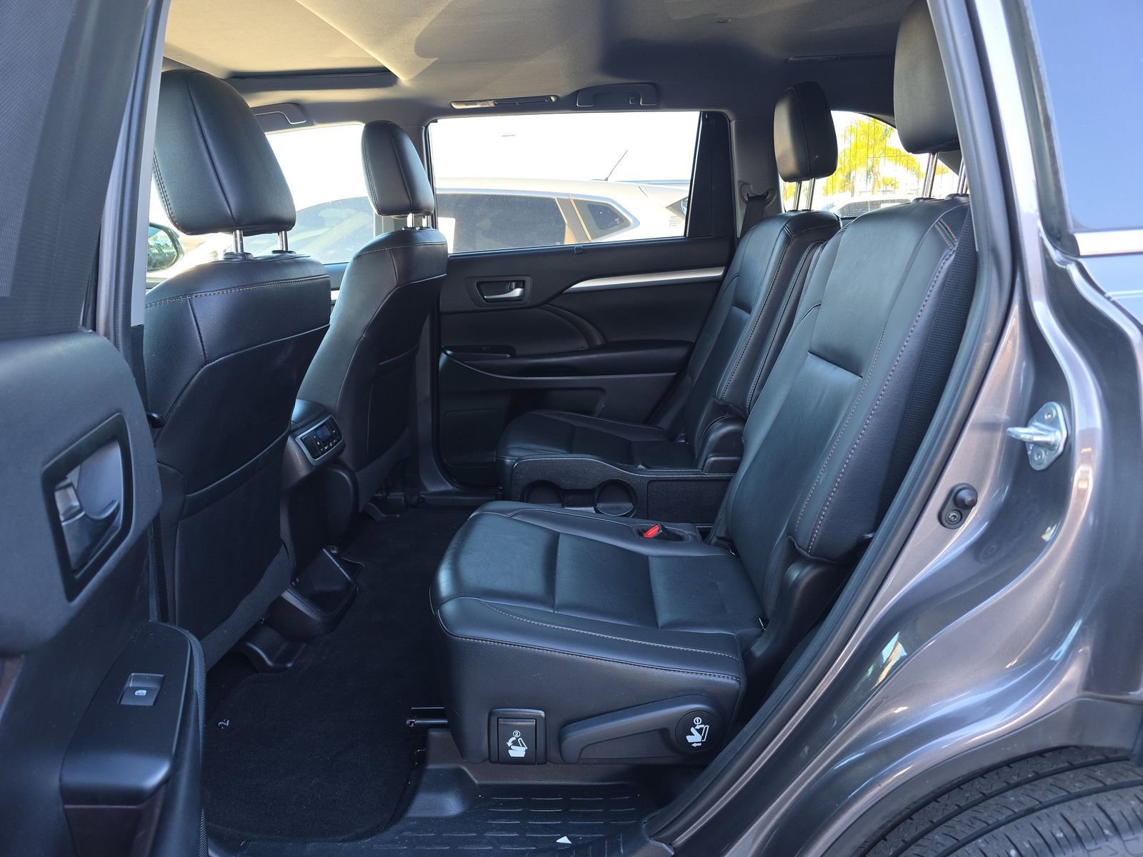 Used 2019 Toyota Highlander XLE image 4