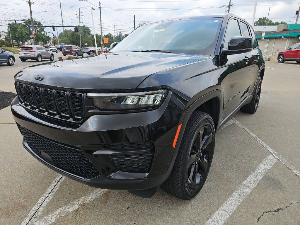 Certified 2025 Jeep Grand Cherokee Altitude AWD/4WD image 9