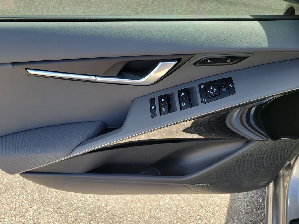 New 2026 Kia Niro SX Touring FWD image 21