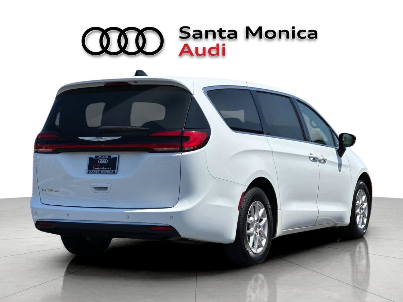 Used 2024 Chrysler Pacifica Touring-L FWD image 2