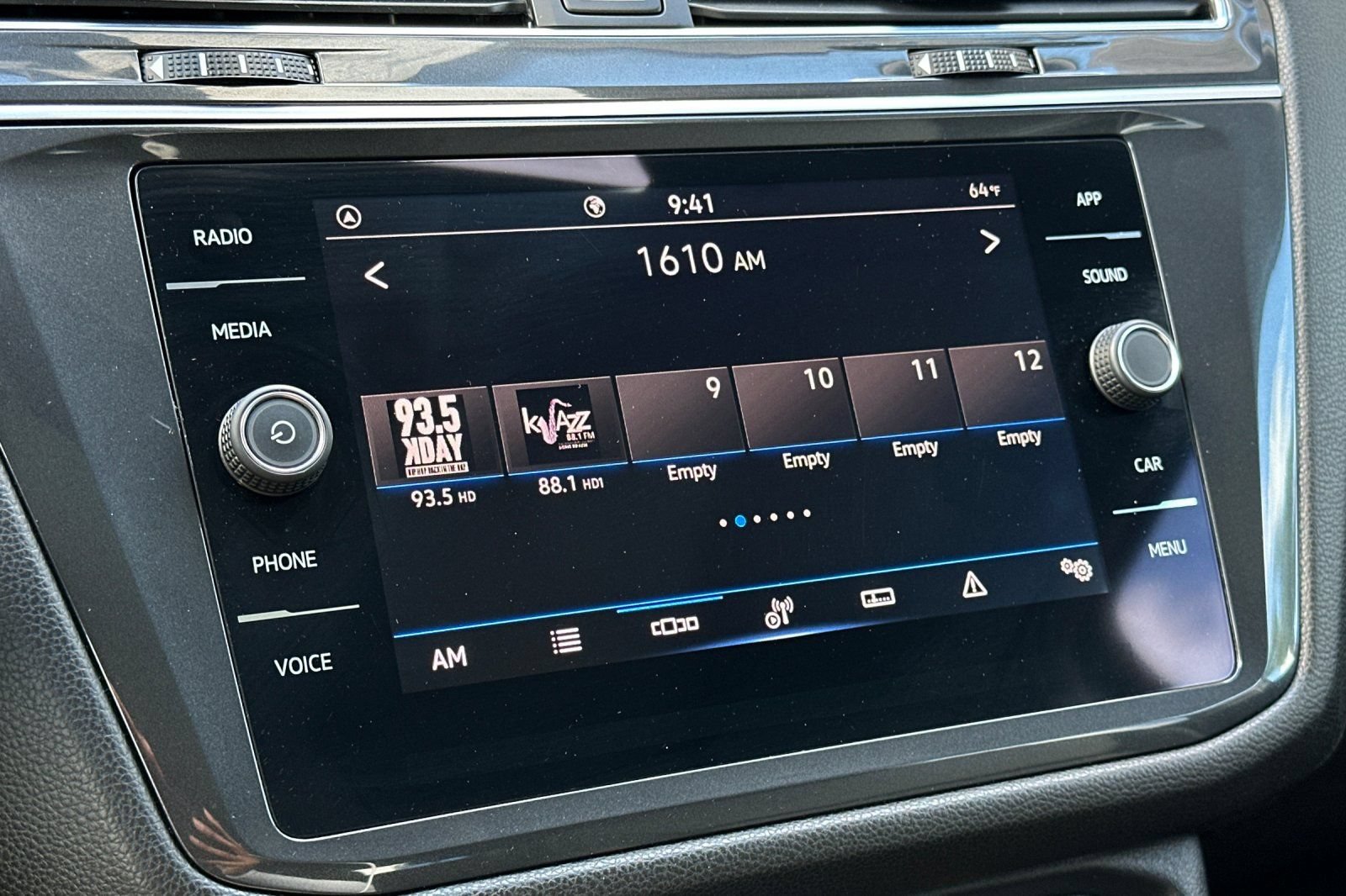 Used 2023 Volkswagen Tiguan SE w/ Panoramic Sunroof Package FWD image 19