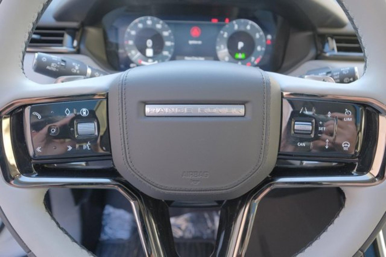 New 2025 Land Rover Range Rover Velar Dynamic SE image 27