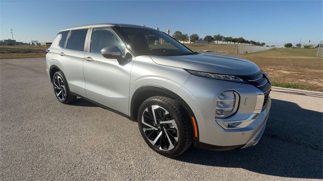 Used 2024 Mitsubishi Outlander SE image 2