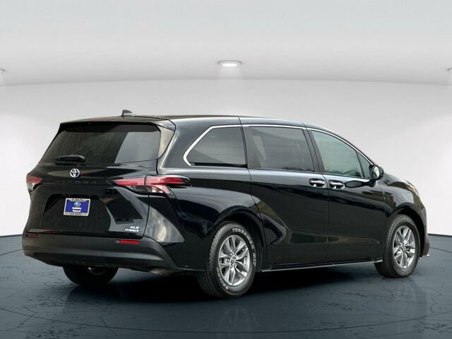 Used 2022 Toyota Sienna XLE image 6