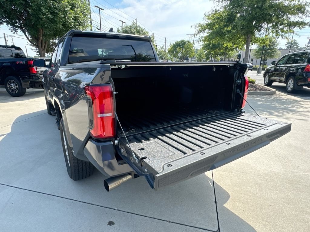Used 2025 Toyota Tacoma SR5 AWD/4WD image 32