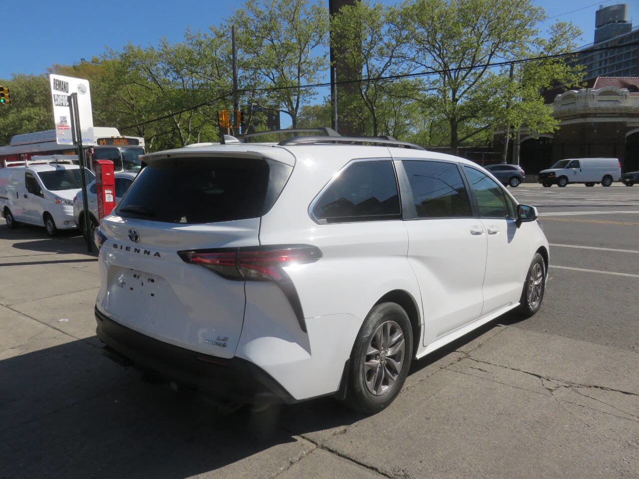 Used 2022 Toyota Sienna LE AWD/4WD image 4