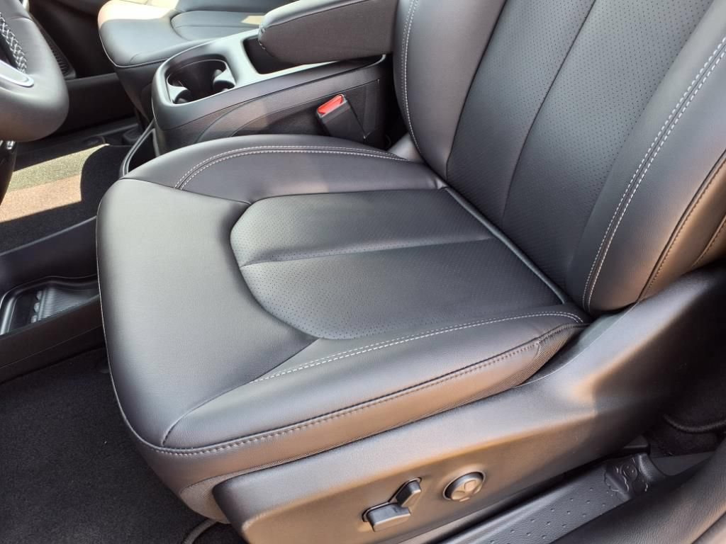 Used 2026 Chrysler Pacifica Select FWD image 17