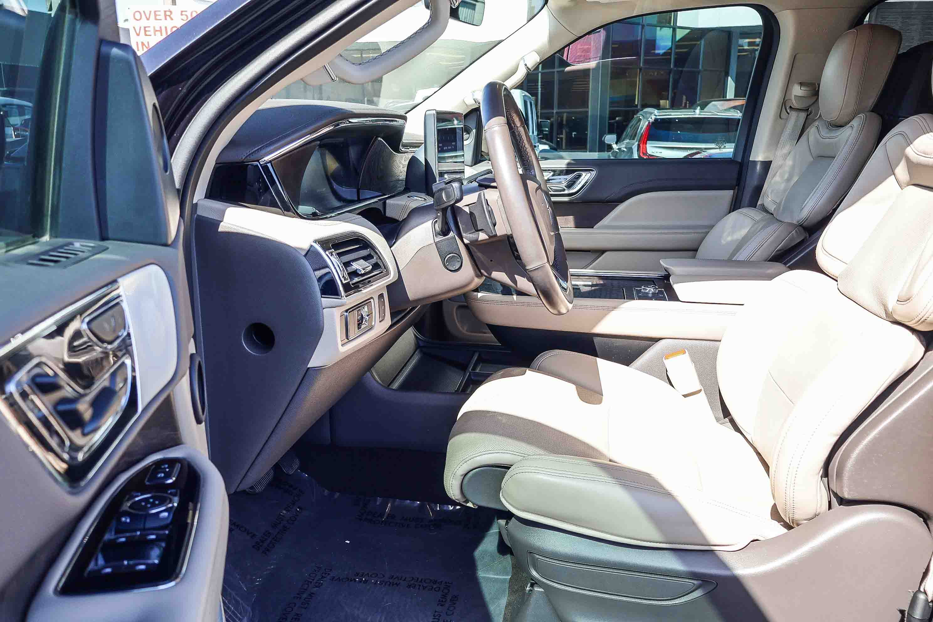 Used 2023 Lincoln Navigator Reserve image 2
