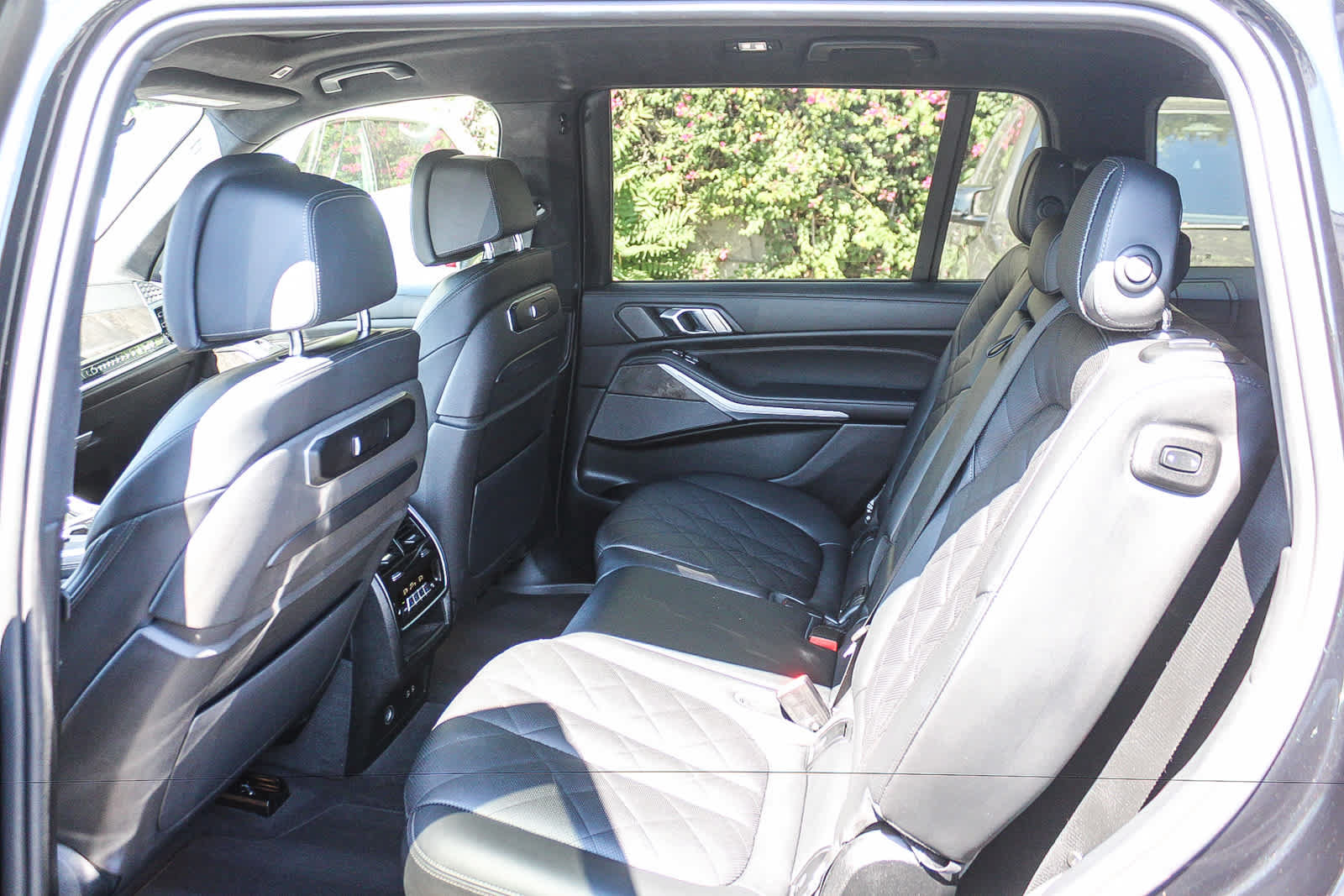 Used 2023 BMW X7 xDrive40i w/ M Sport Package AWD/4WD image 17