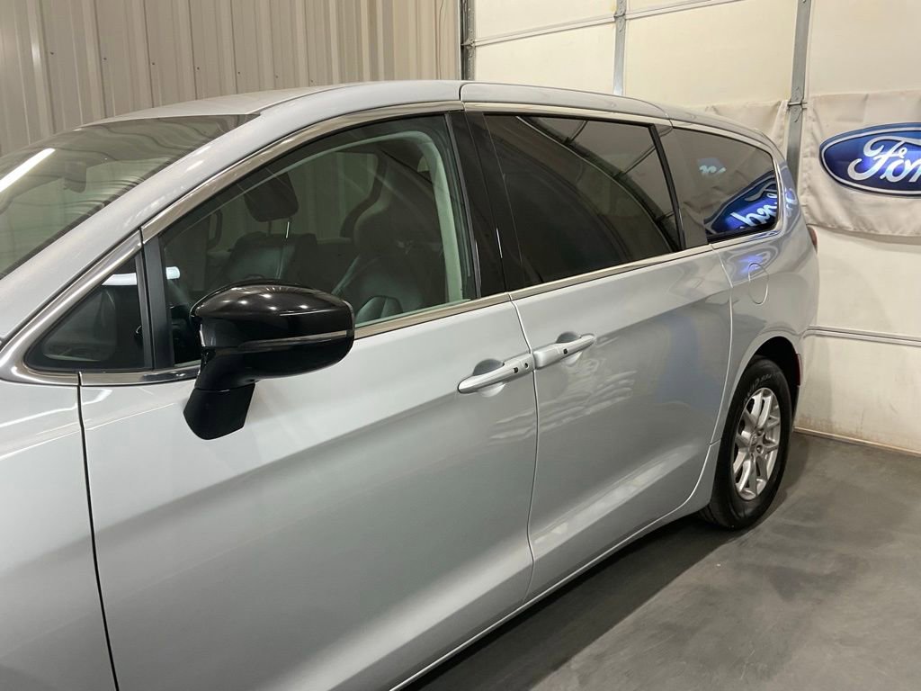 Used 2024 Chrysler Pacifica Touring-L image 5