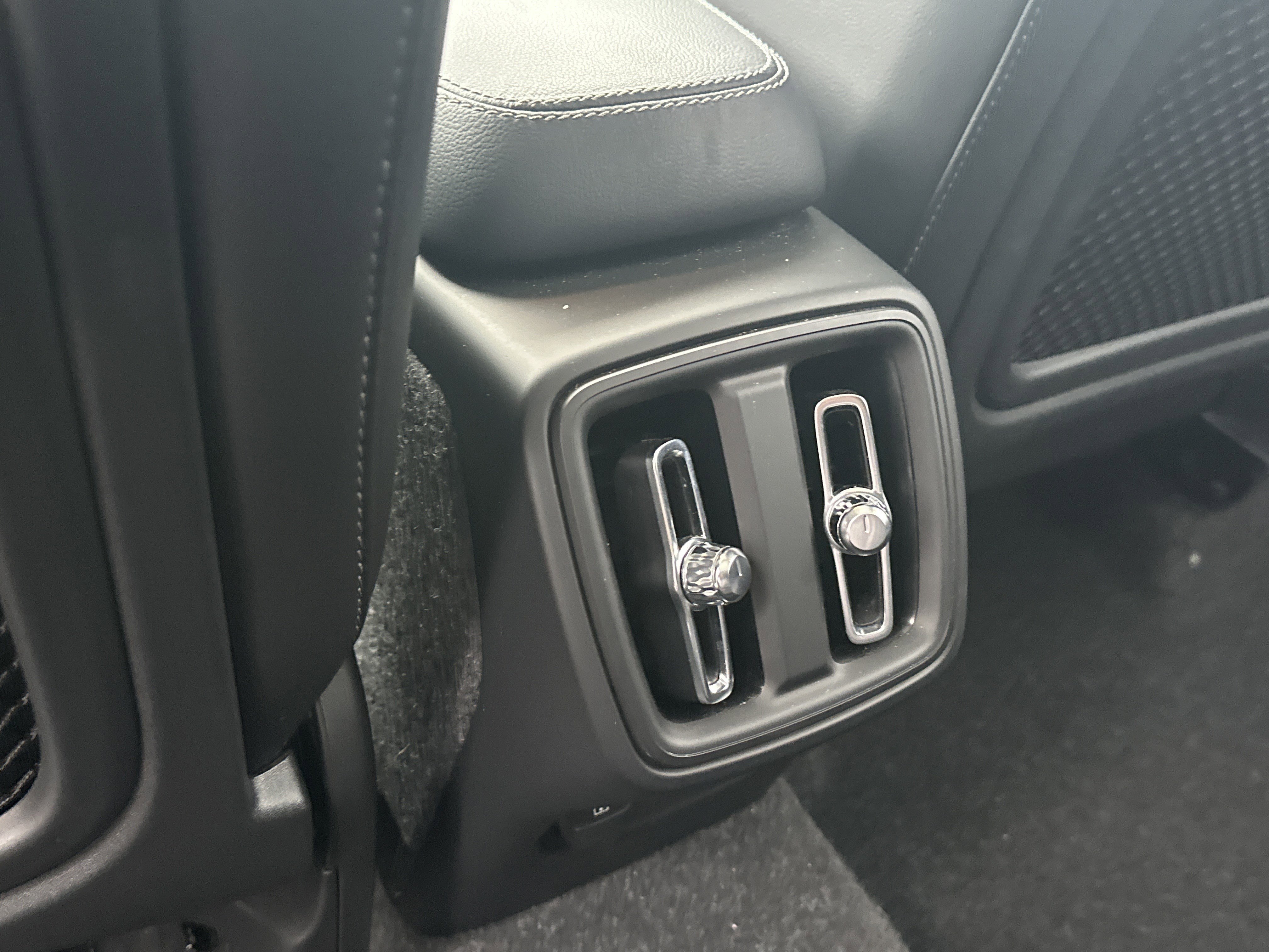 Used 2025 Volvo XC40 B5 Ultra image 24