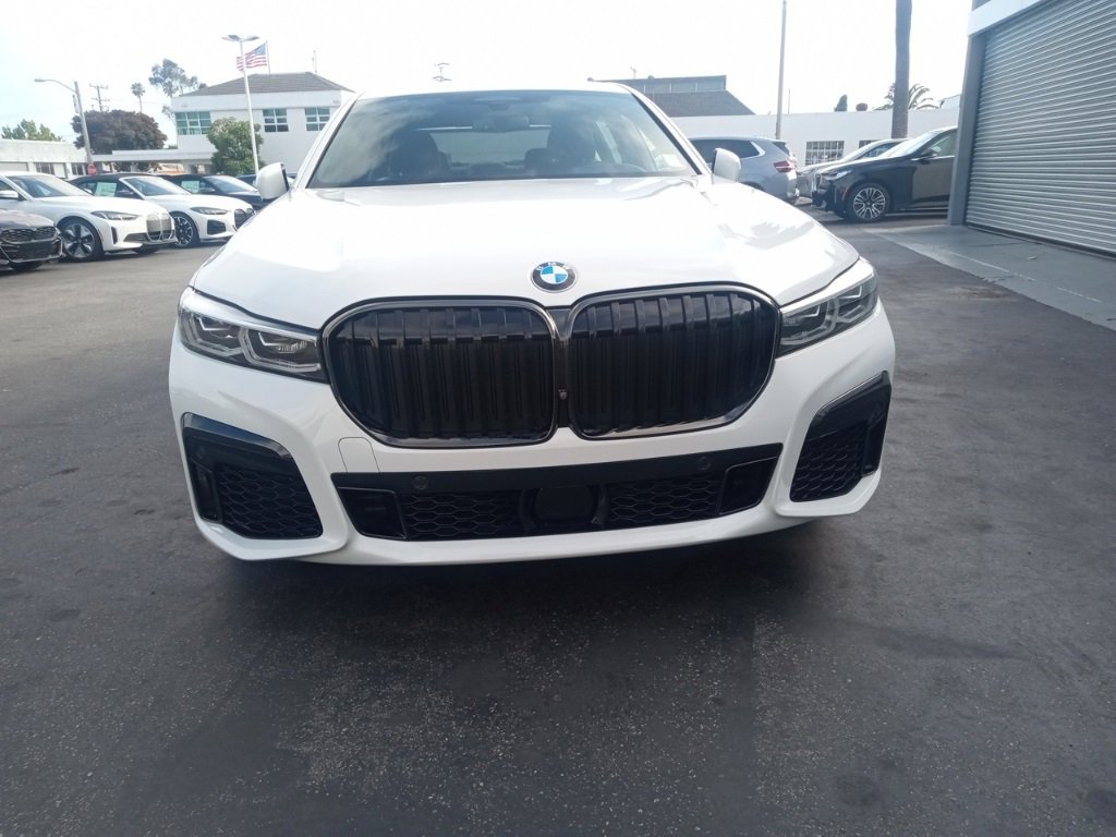 Used 2022 BMW 750i xDrive w/ Autobahn Package image 2