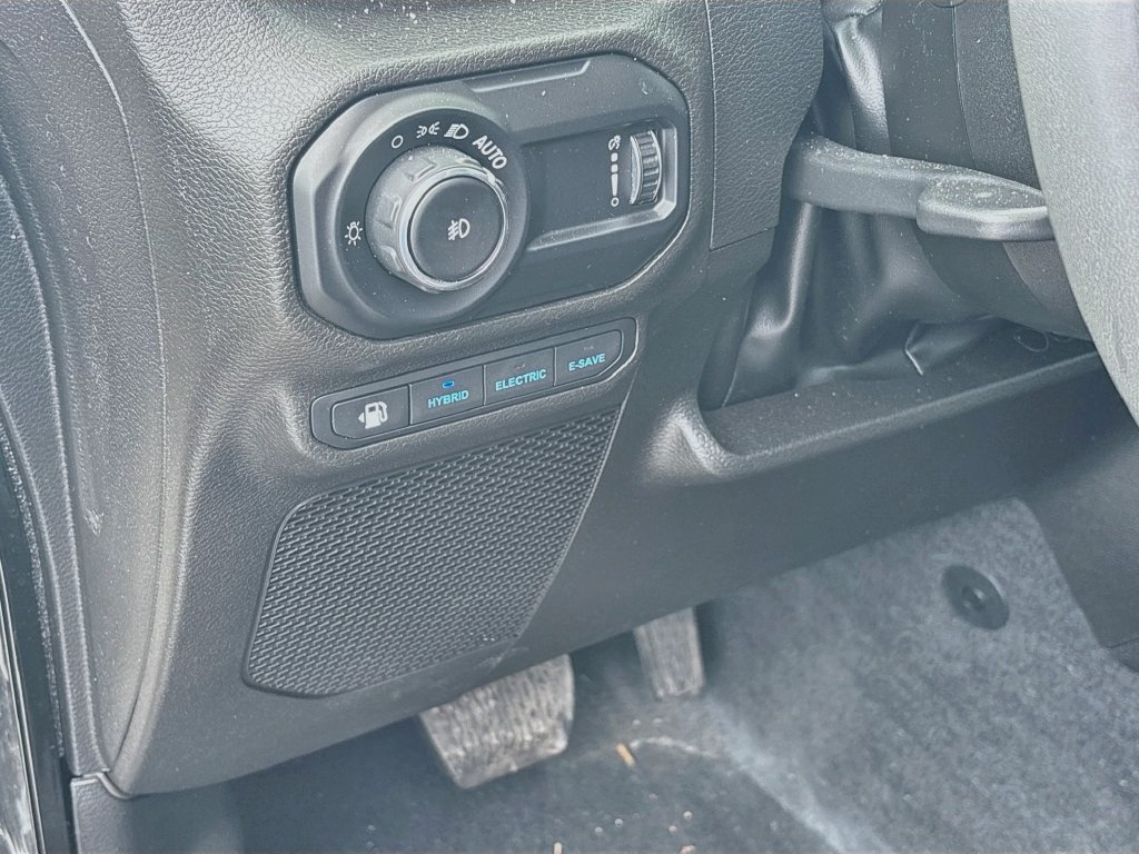 Used 2023 Jeep Wrangler Unlimited Sahara w/ Cold Weather Group AWD/4WD image 11