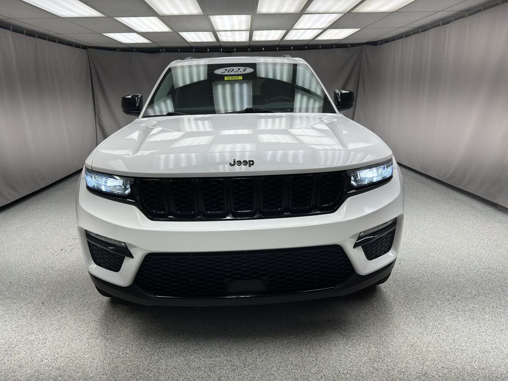 Used 2023 Jeep Grand Cherokee Limited w/ Black Appearance Package AWD/4WD image 6