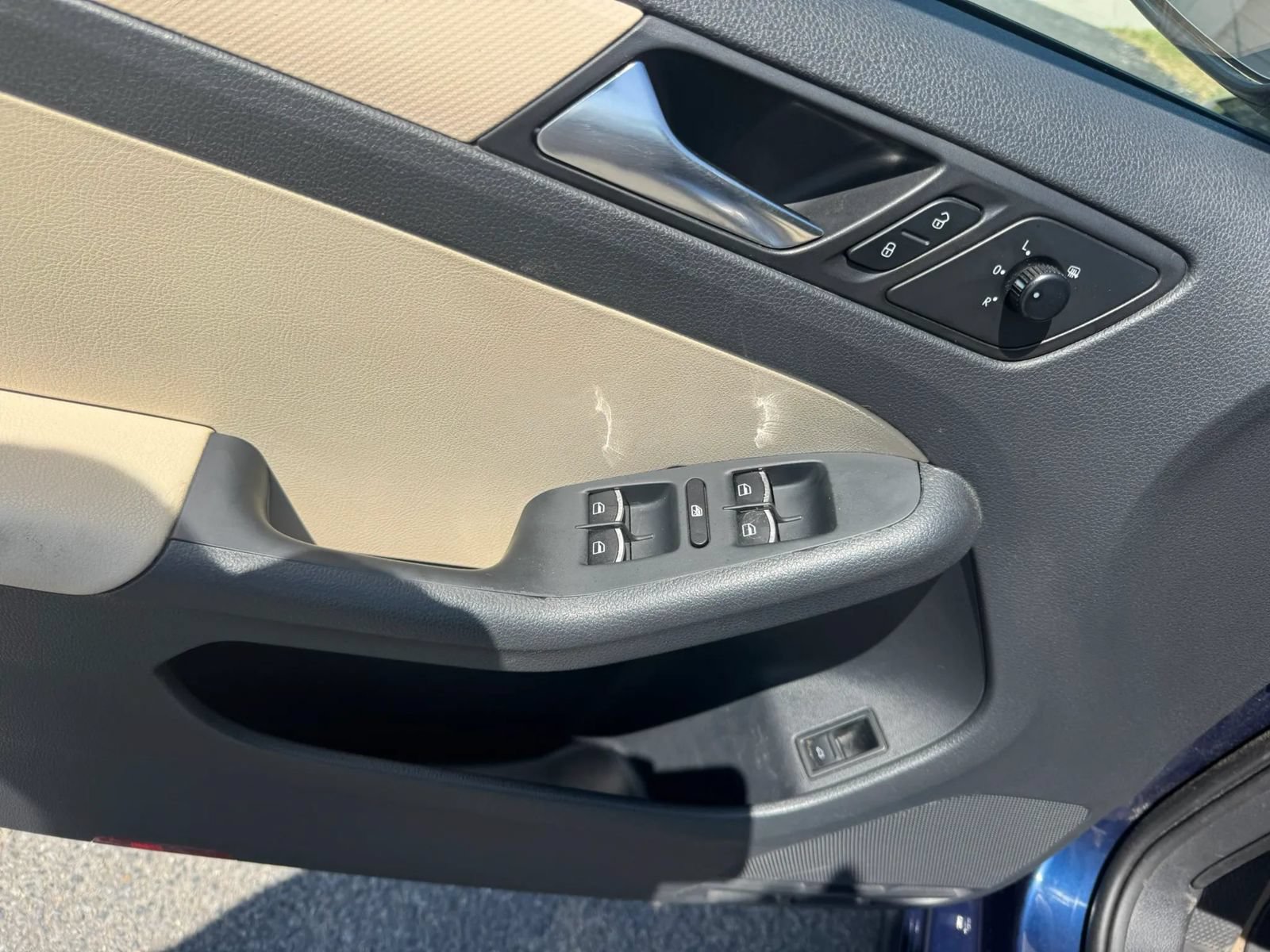 Used 2011 Volkswagen Jetta SE FWD image 12