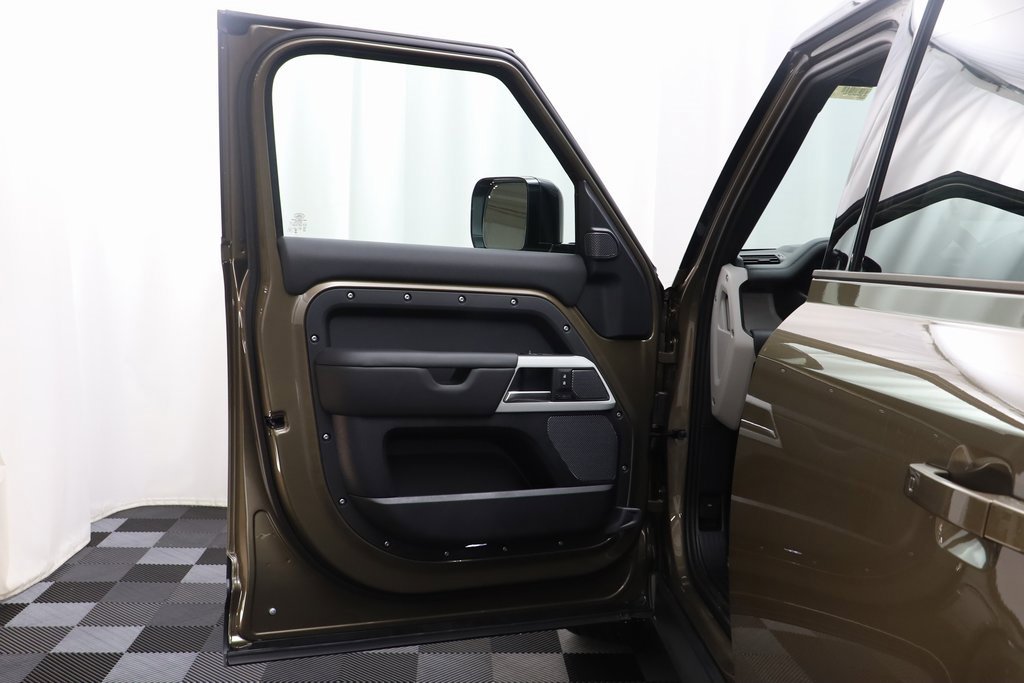New 2024 Land Rover Defender 110 SE image 6