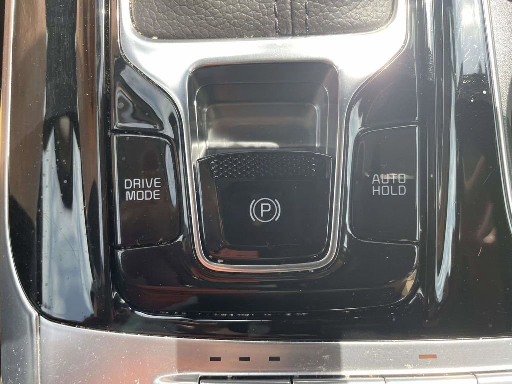 Used 2024 Kia Carnival EX FWD image 25